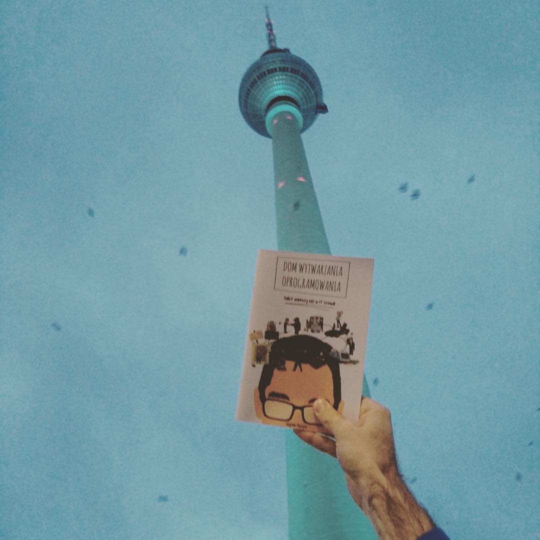 Dom wytwarzania oprogramowania przed Berlińską Wieżą Telewizyjną