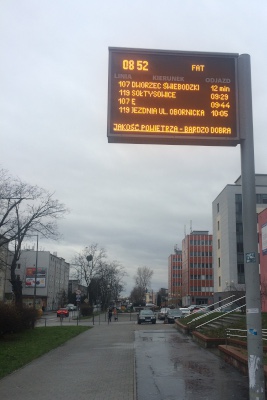 Tablica elektroniczna umieszczona na ulicy Aleksandra Ostrowskiego.