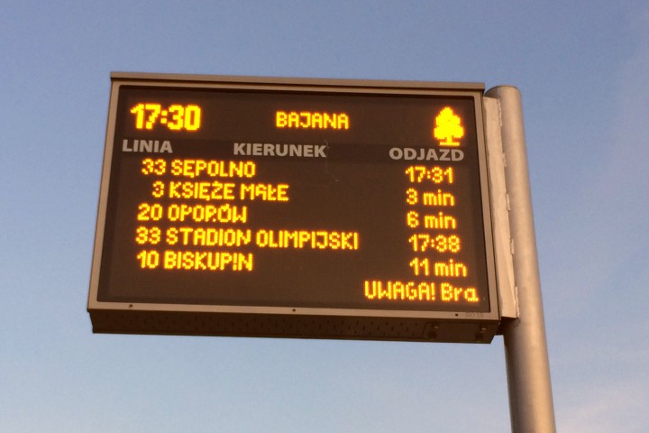 Zdjęcie tablicy elektronicznej na ulicy Bajana