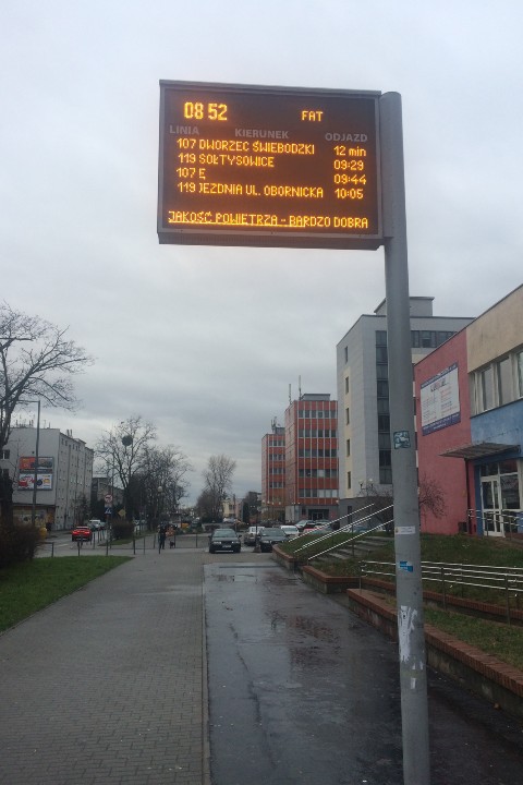 Większy i kontrastowy krój ułatwia korzystanie z rozkładu